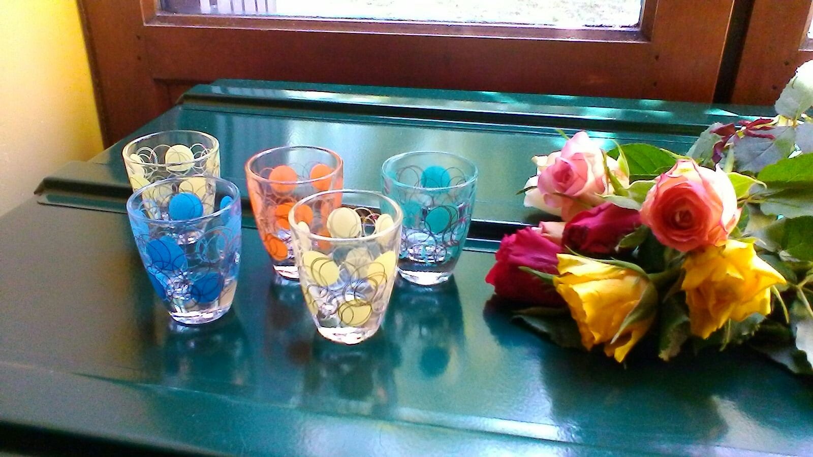 Cinq Beaux Verres de Liqueur Français Vintage Décorés avec Des Conceptions d'émail et d'or