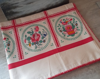 Pretty vintage floral tablecloth - vintage French cotton cloth - 156 x 128 cm, red, green, hand sewn edges, off white/cream