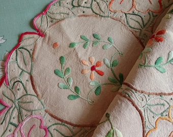 Tovaglietta vintage in lino francese con fiori ricamati a mano, tovaglietta rotonda o centrotavola.