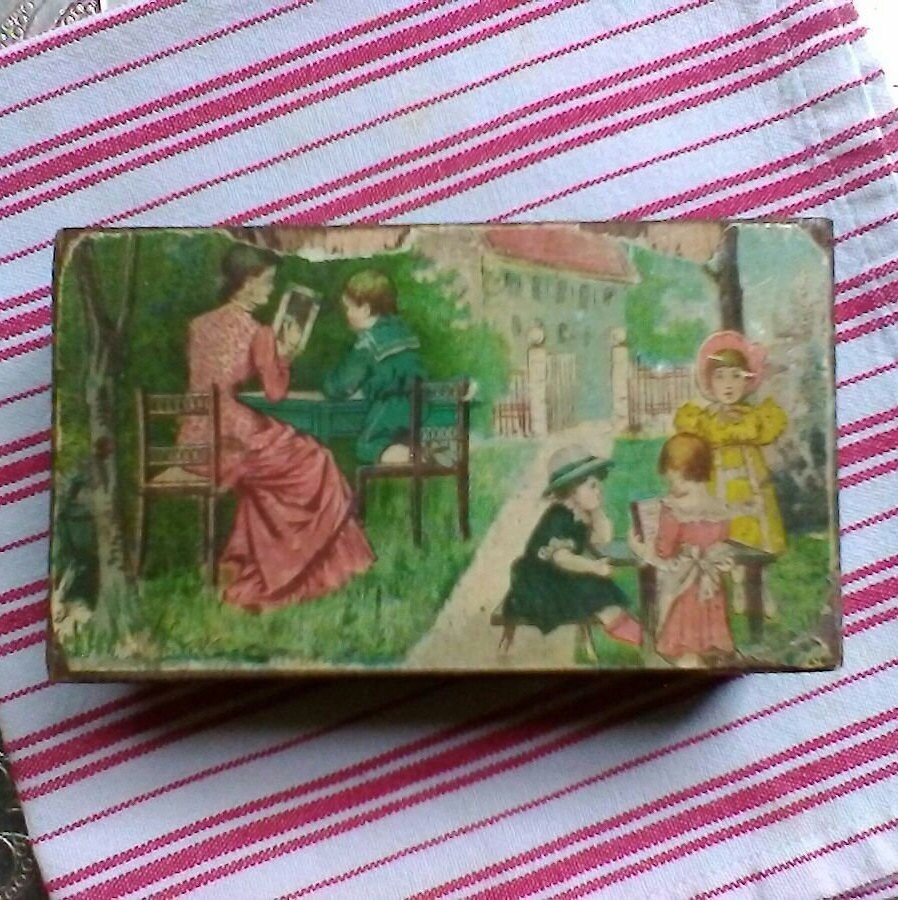 Petit, Joli et Très Affligé Français Boîte en Bois d'argent avec Des Enfants à La Conception de Jeu