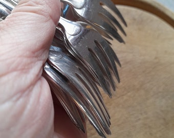 Six couverts à entremets en argent motifs rocaille et une fourchette en réassort. On joint 11