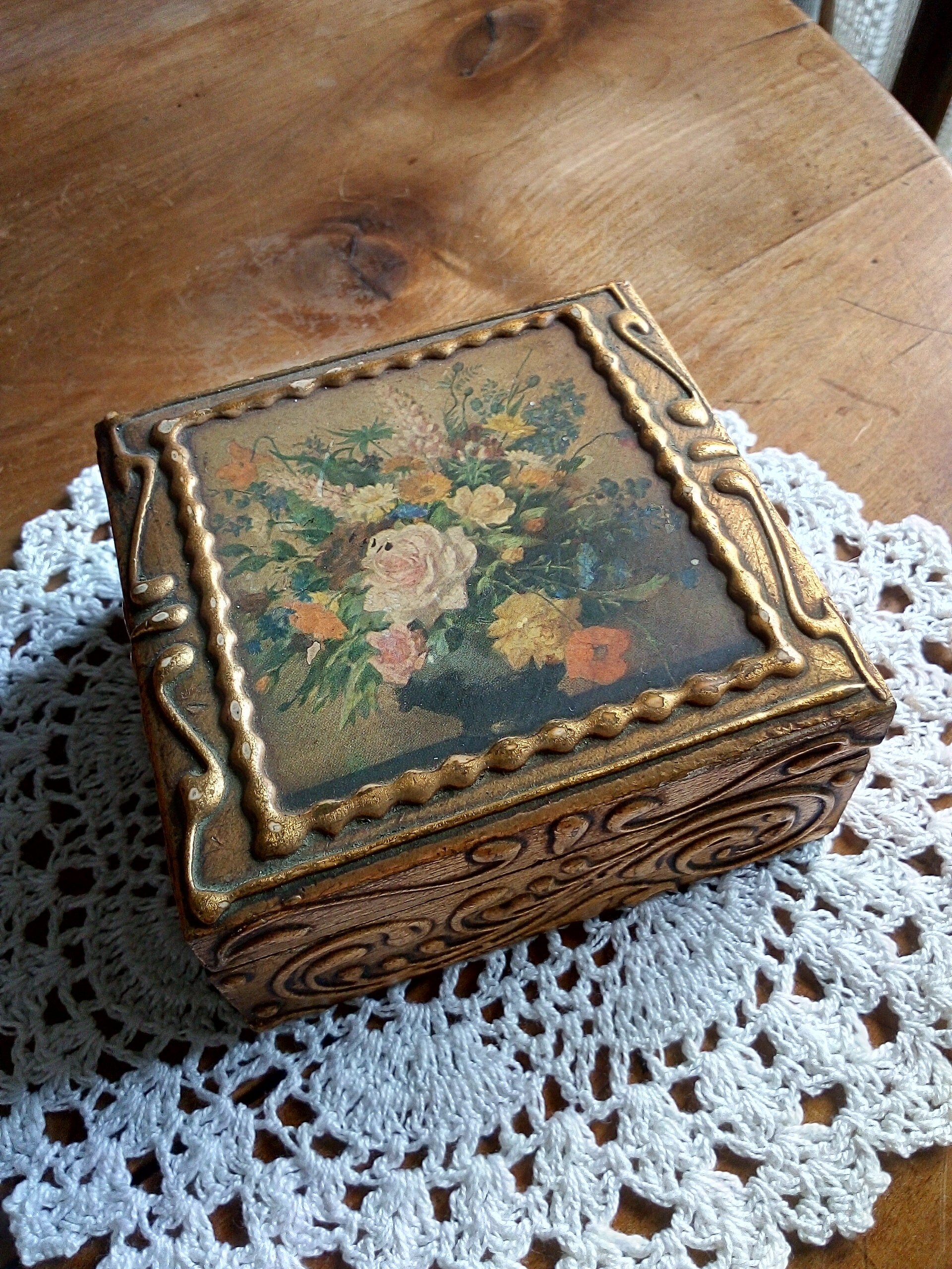 Petite, Jolie et Vintage Boîte en Bois Florentine Au Design Floral, Doré