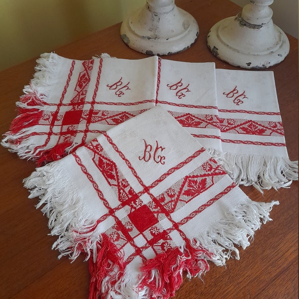 Mooie set van 4 Franse kleine vintage geruite servetten - servetten de tafel in rood en wit met franjesranden en monogram BG, 28 cm