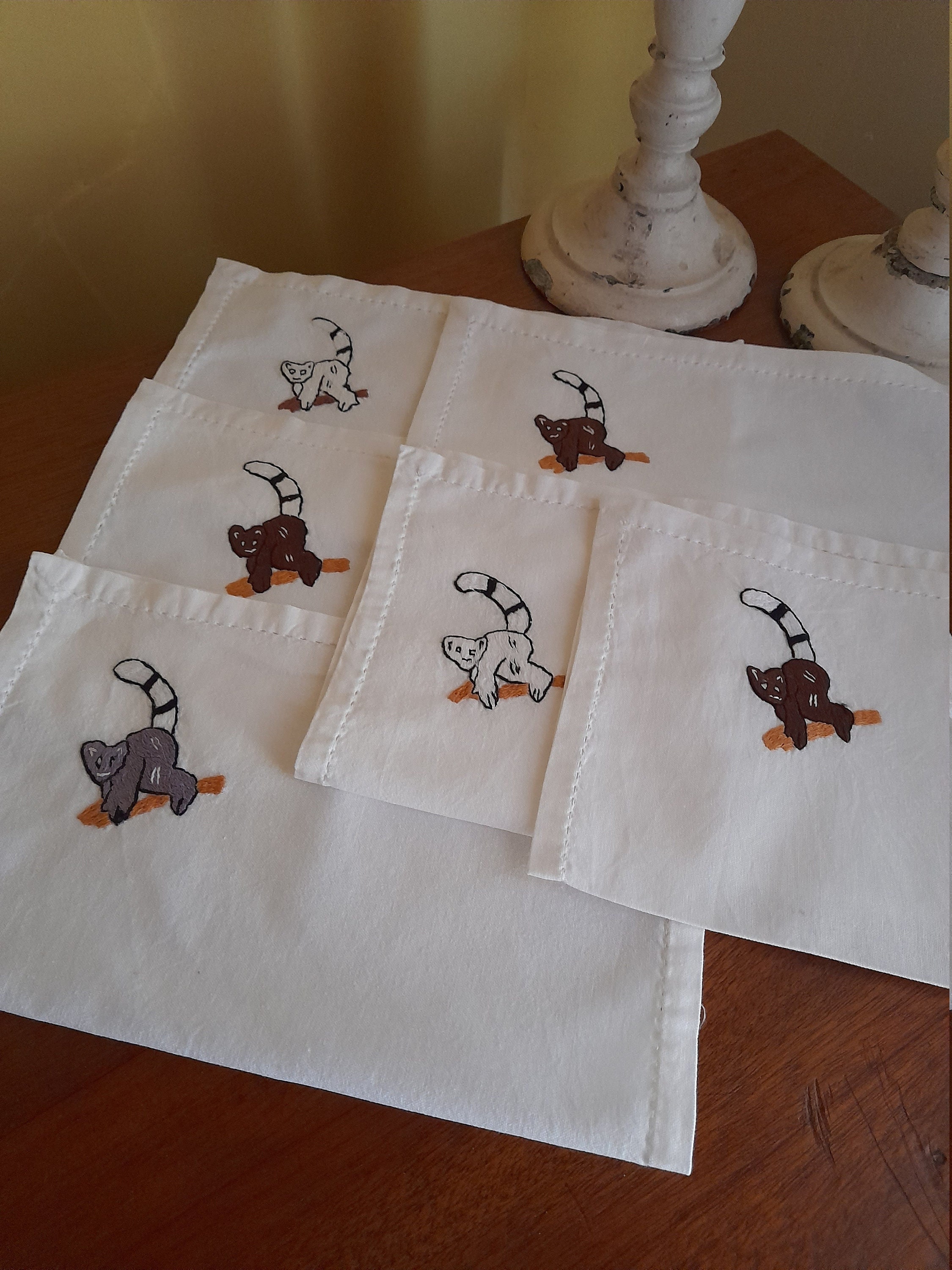 Lémuriens, Joli Ensemble Brodé de 6 Petites Serviettes, Coton Blanc avec Broderie Animale - Acheté e