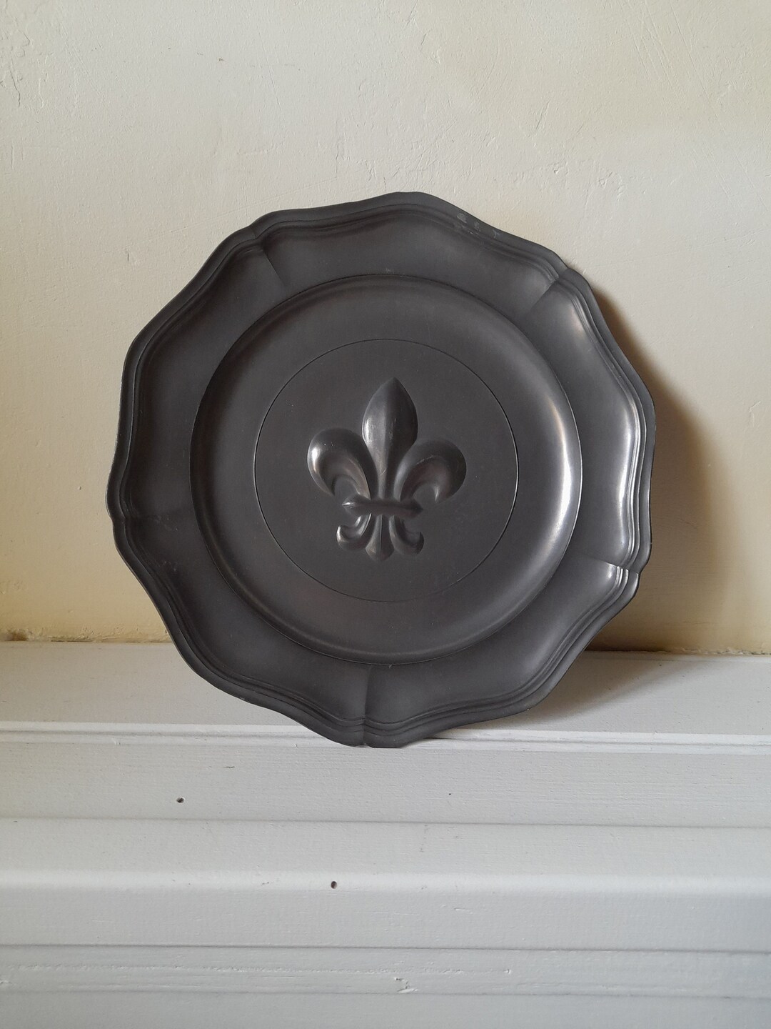 フランスアンティーク　Pewter Plate Antique Hand Forged French Pewter Plate With Crown Rose Mark