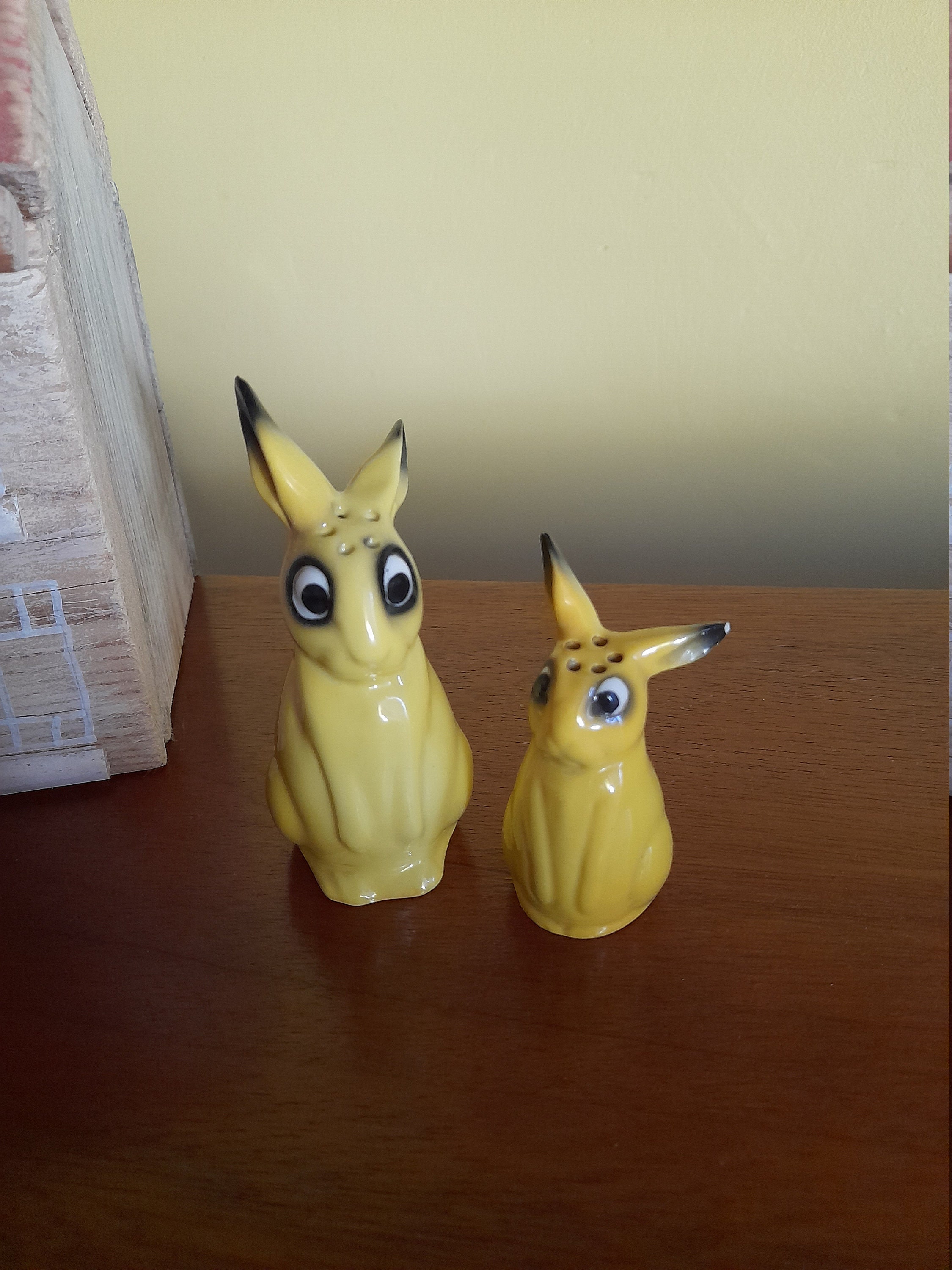Pots de Sel et Poivre - Doux Couple Vintage Lapins Jaunes Noirs Shakers Céramiques, Achetés en Franc