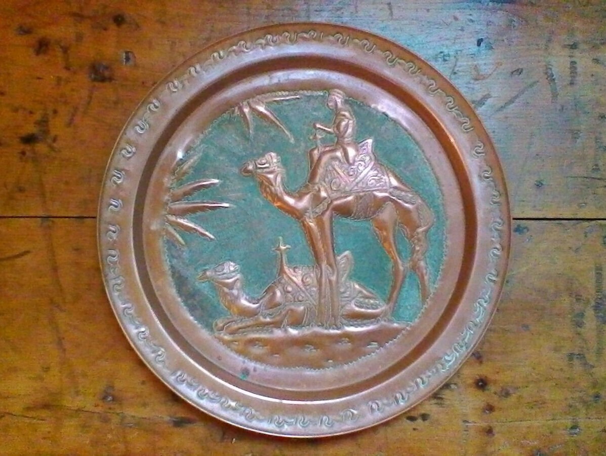 Plaque de Cuivre Décorative Marocaine Frappante avec Des Chameaus