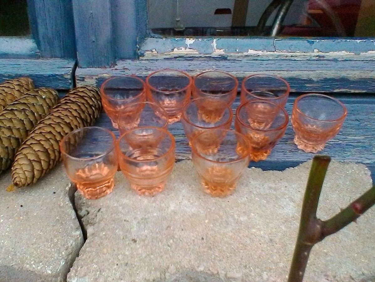 Petits Verres à Liqueur - Onze Rose Dépareillés Français Vintage