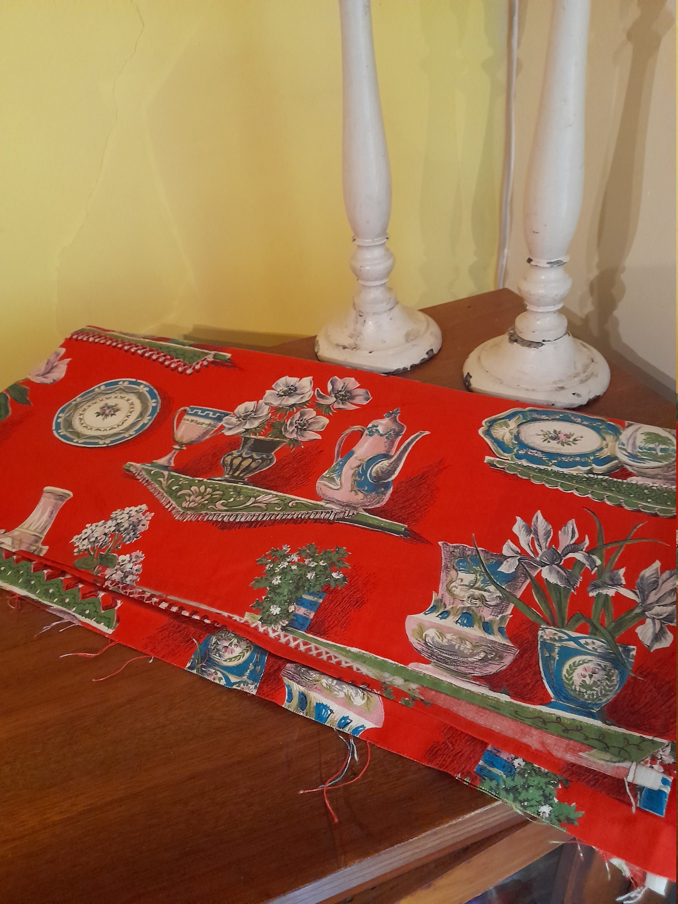 Tissu Marignan Vintage Vibrant Français, Fond Rouge avec Motifs de Porcelaine et Fleurs - 194, 5 X 1