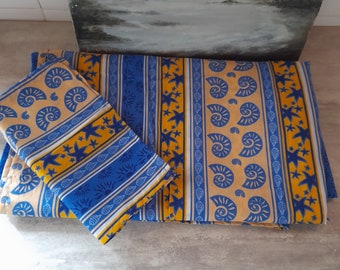 Provence-duk och fyra servetter med snäckor - 148 cm kvadratisk - mycket lätt provensalsk polyesterbomullsduk - fransk - gulblå