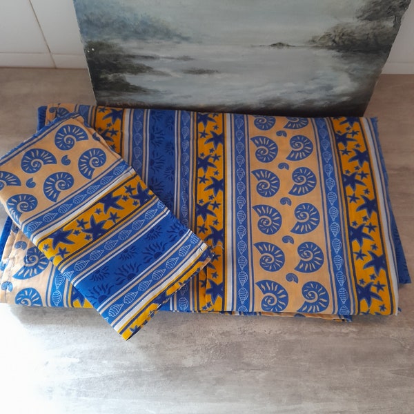 Nappe provençale et quatre serviettes avec coquillages - 148 cm de côté - tissu provençal en coton polyester très léger - Français - jaune bleu