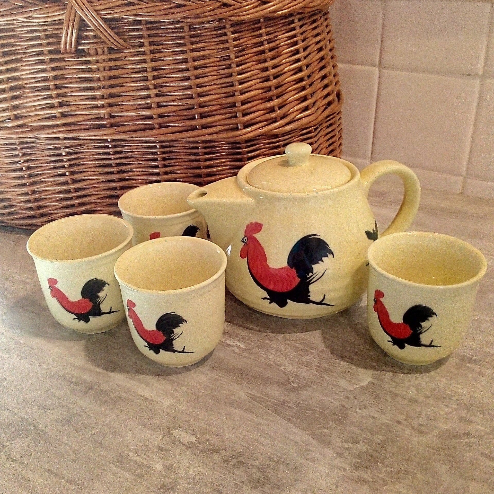 Très Joli Ensemble de Thé Jaune - Décoré Poulet Millésimé Théière et 4 Tasses Sans Poignée