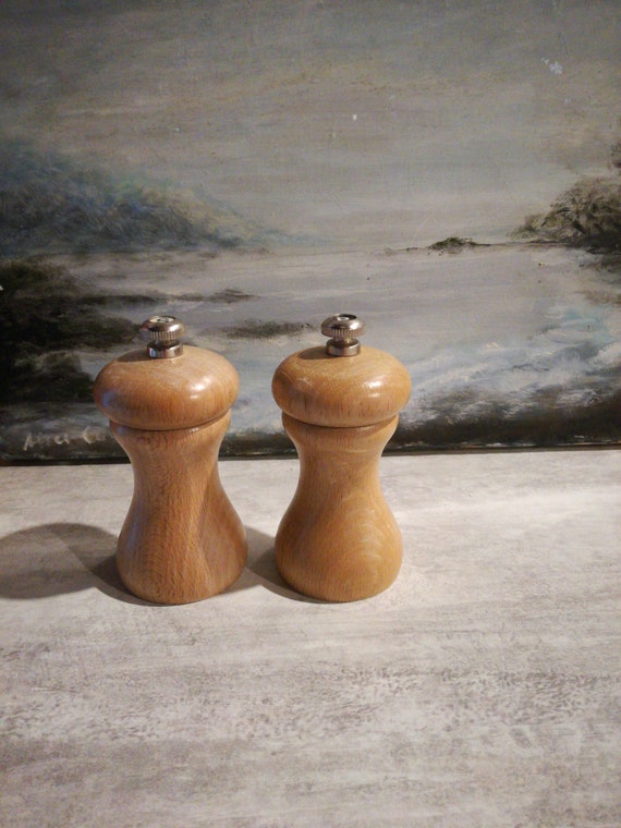 Macina sale e pepe in legno francese un paio di mulini per sale e pepe in  legno vintage francese, altezza 9,5 cm, funzionanti -  Italia