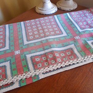 Pretty tablecloth - Vintage 1950s tablecoth  -  138 x 114 cm, green, red, crochet edges, textured fabric, please read description
