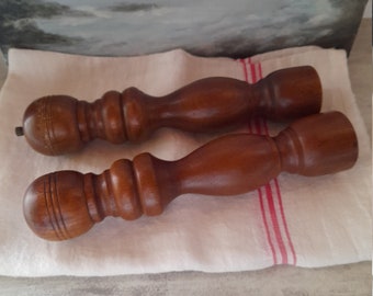 Franse houten pepermolen en zoutvaatje - een paar Franse vintage houten zout en peper, 25 cm hoog, in werkende staat
