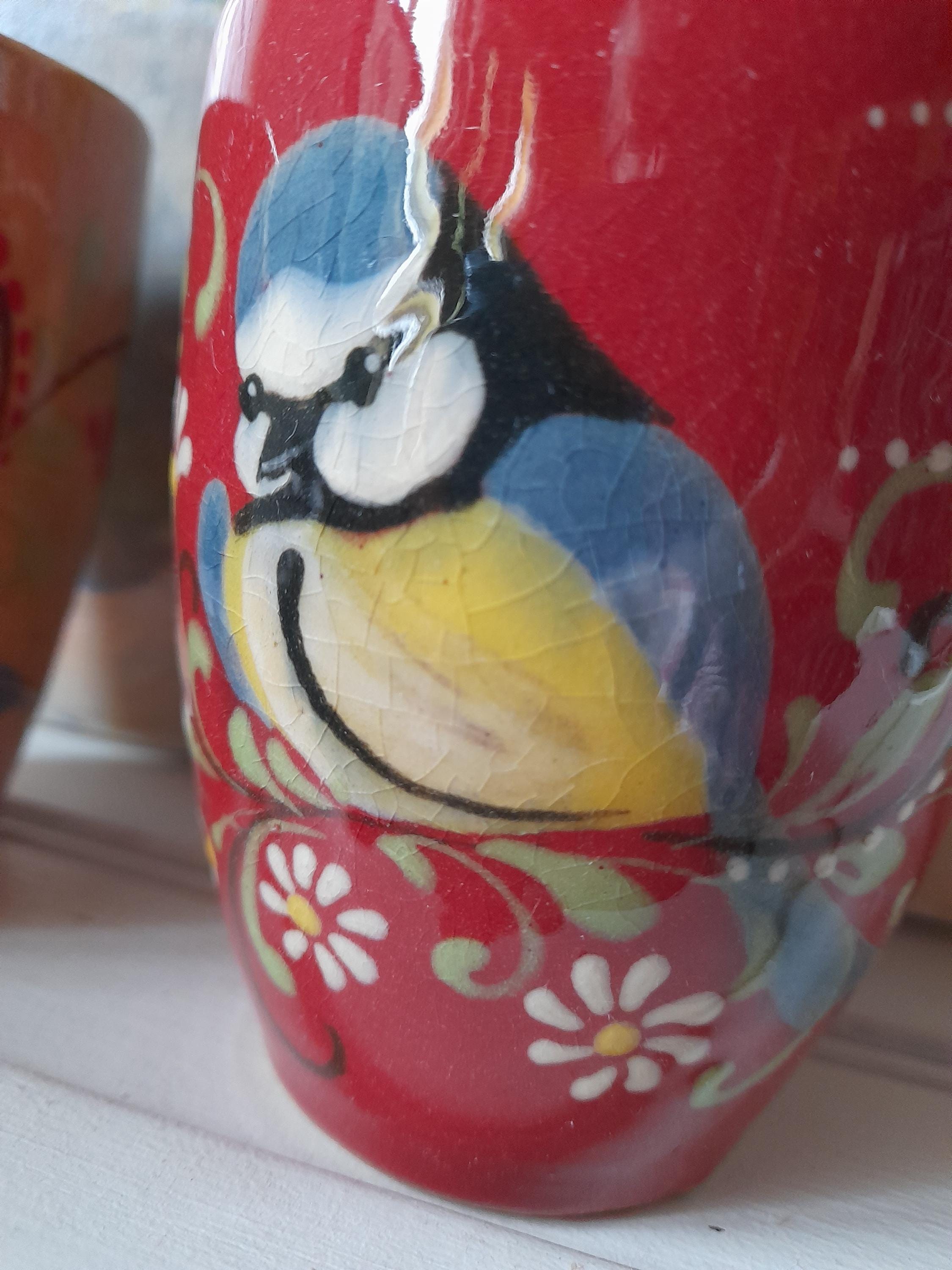 鳥、手描きのアルザス陶器カップ 2 個、赤とベージュ、1 個は M