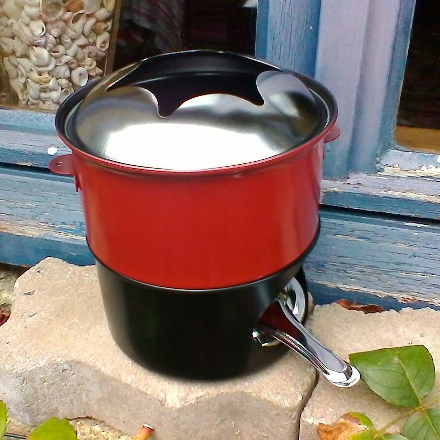 joli caquelon à fondue rouge vintage avec couvercle et son propre dessous de plat chauffant