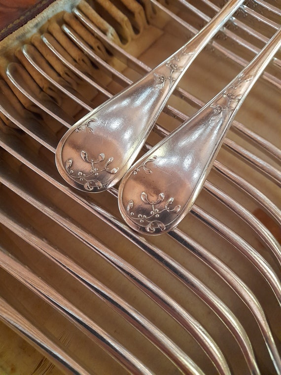 24 couverts de table + louche en métal argenté ercuis modèle filet victoria