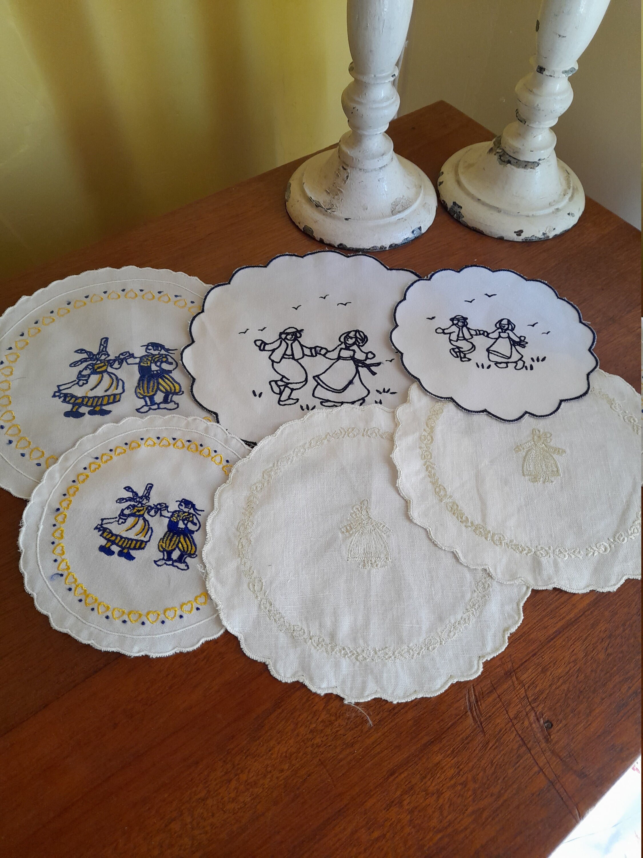 Six Doilies Bretonnes, Ensemble Dépareillé, Rond, Sous-Verres, Motifs Brodés à La Machine, 2 Chacun 