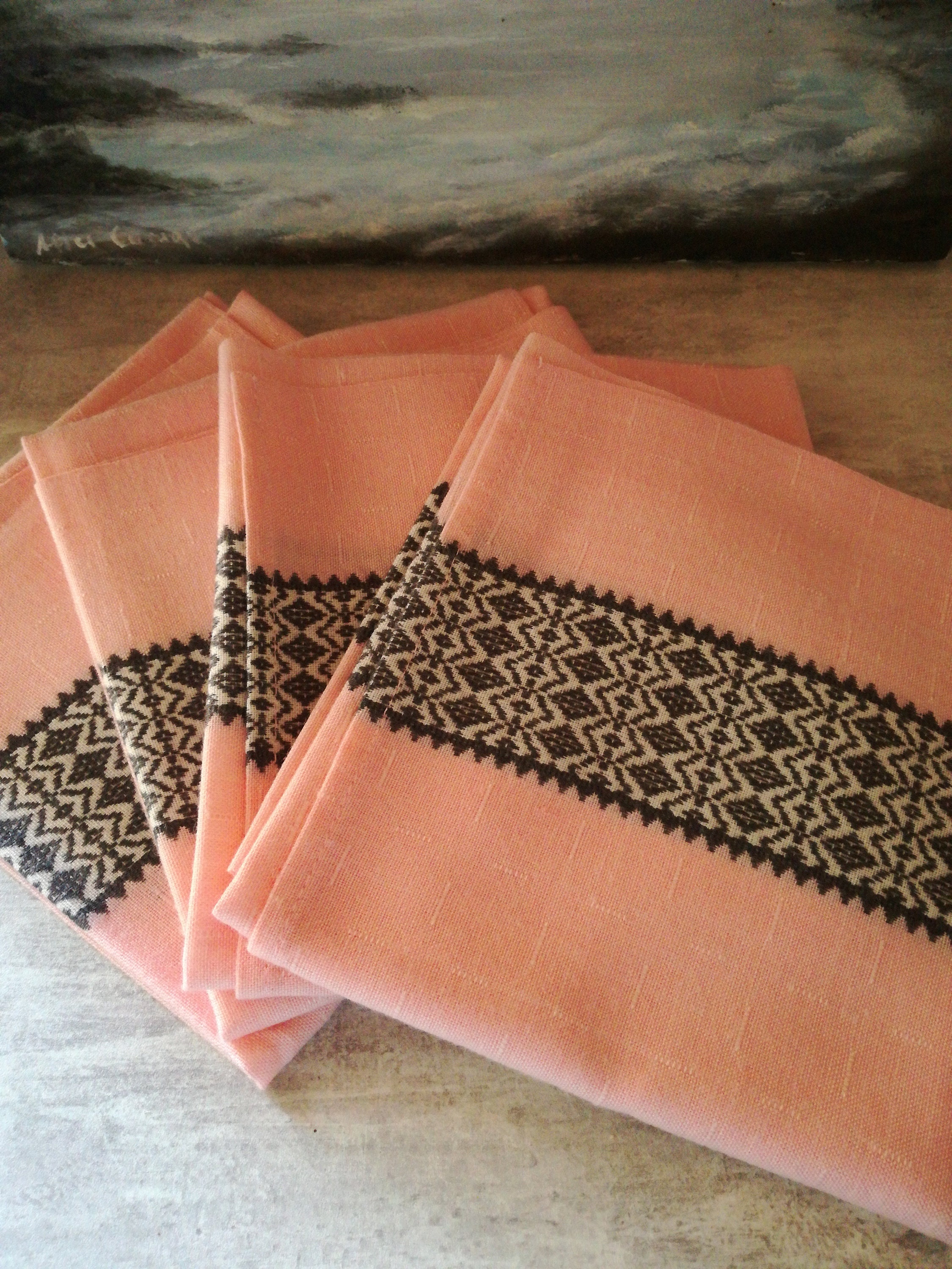 Bel Ensemble de Quatre Grandes Serviettes Vintage Roses et Grises - Français