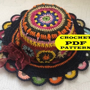 Puede incluir: Un sombrero de crochet colorido con un centro multicolor y un borde negro con un borde festoneado. El sombrero tiene una pequeña flor burdeos como adorno. El texto "CROCHET PDF PATTERN" está sobre un fondo amarillo.