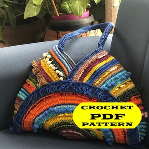 Può includere: Una borsa all'uncinetto colorata con un manico blu e un'etichetta gialla che dice "CROCHET PDF PATTERN".