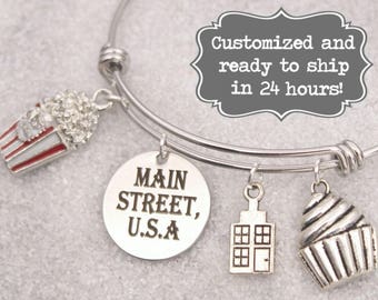 Pulsera con dijes de Main Street USA: brazalete personalizado inspirado en Disney