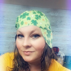 Puede incluir: Una mujer lleva un sombrero verde y blanco con tr&eacute;boles. El sombrero est&aacute; inclinado hacia un lado. La mujer lleva una camisa amarilla. El texto "Sewcial Bee Not your Grandma's Sewi... etsy.com" es visible en la imagen.
