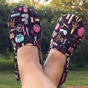 The Perfect SLIPPERS Sewing Pattern * Quilted Custom House Shoes * Instant Download * VIDEO * Step by Step Pictures * SEWcial Bee