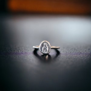 Anillo de la Virgen María en plata de ley // Joyería religiosa // Anillo de Nuestra Señora de Guadalupe // Anillo de María // Anillo de la Medalla Milagrosa // Anillo apilable
