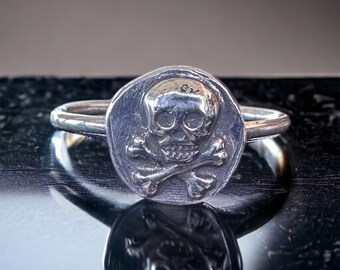 Skull and Crossbones : Sterling Silber Totenkopf Ring || Piraten Schmuck||Jolly Roger|| Punk Rock ||Stapelring|| Pop Kultur