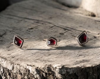 Geometrischer Granat Ring || Sterling Silber || Rot Ring|| Zierlich || Januar Geburtsstein || Stapelring