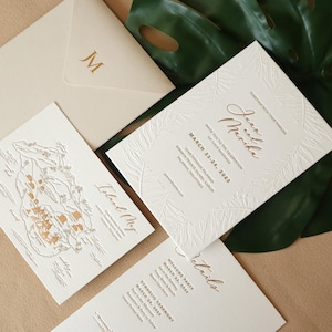 Invitación de boda impresa en tipografía: impresión tipográfica dorada y negra, relieve ciego, revestimiento de sobre, ilustraciones del lugar, mapa