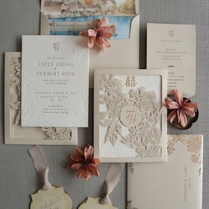 Faire-part de mariage typographique - typographie dorée, gaufrage à froid, chemise découpée au laser, doublure d'enveloppe, impression numérique, petites cartes
