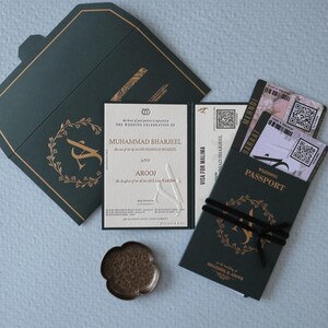 Letterpress Hochzeitseinladung - Goldfolie, schwarze Letterpress, Blindprägung, Laminieren, Bordkarte, Passport Style, Digitaldruck
