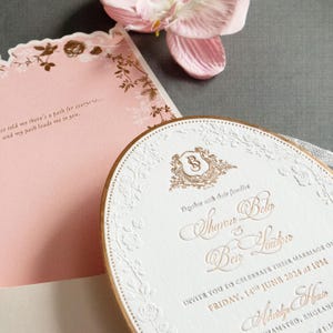 Letterpress Hochzeitseinladung - schwarzer Letterpress, Goldfolie, Blindprägung, spezielle ovale Form, Quaste, Menükarte, Umschlaggummi