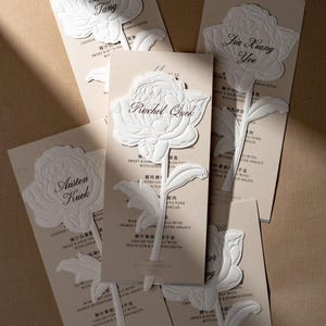 Letterpress Hochzeitseinladung - schwarzer Letterpress, Goldfolie, Silberfolie, Blindprägung, florale Form, zweisprachig, Menü, individuelle Gastnamen