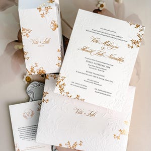 Letterpress Hochzeitseinladung - schwarzer Letterpress, Goldfolie, Blindprägung, Liner, kleine Karte, floraler Rand, Kalligrafie