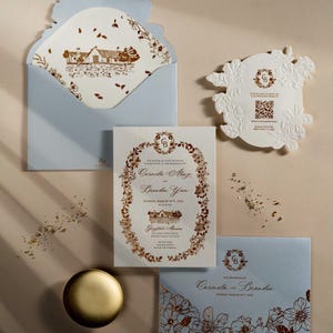 活版印刷の結婚式招待状サンプル - 金箔、ブラインドエンボス、封筒ライナー、会場イラスト、モノグラム、カスタム花柄