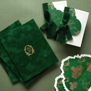 Invitación de boda impresa con tipografía: lámina dorada, impresión con tipografía gris, acuarela, terciopelo, forro de sobre, carpeta con forma especial