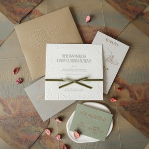 Letterpress Hochzeitseinladung - graue Hochzeitseinladung, Blindprägung, Goldfolie, Samtband, quadratische Einladung, kleine Kärtchen