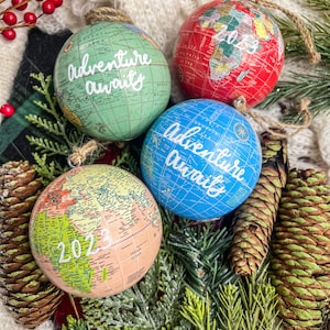 Adorno de aventura te espera - Adornos de globo con mapa del mundo - Adornos de viaje personalizados - Adorno escrito a mano - Regalo de graduación