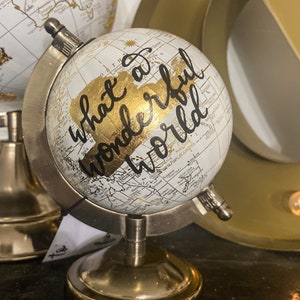 Quel monde merveilleux - Globe personnalisé blanc et or - Globe personnalisé - Globe écrit à la main - Décoration de chambre d'enfant - Globes carte du monde