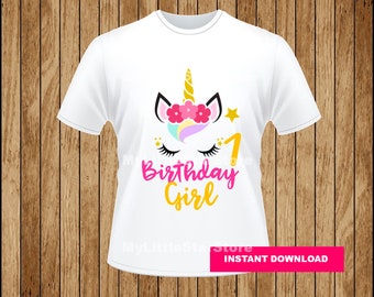 Puede incluir: Camiseta blanca con un gráfico de unicornio y el texto "1 Birthday Girl" en letras rosas y doradas.