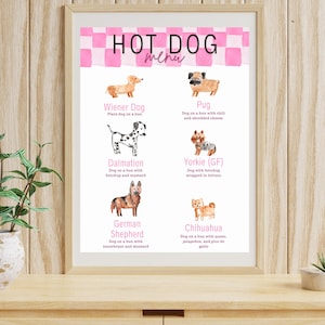 以下が含まれることがあります： 額縁に入った「HOT DOGメニュー」で、さまざまな犬種の水彩イラストが描かれています。メニューには、ウィーナー犬、パグ、ダルメシアン、ヨーキー、ジャーマンシェパード、チワワがそれぞれ説明付きで表示されています。