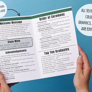 Könnte beinhalten: Ein Graduationsprogramm in grün-weißem Farbschema. Das Programm beinhaltet eine Willkommensnachricht, ein Klassenmotto, Danksagungen, die Reihenfolge der Zeremonie und eine Liste der zehn besten Absolventen. Der Text "We didn't come this far, just to come this far." ist in einer Sprechblase hervorgehoben.