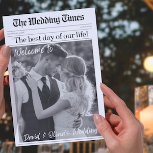 Może przedstawiać: Osoba trzyma ogłoszenie ślubne w stylu gazety, zatytułowane "The Wedding Times". Nagłówek brzmi "The best day of our life!" ze zdjęciem pary w czerni i bieli. Ogłoszenie dotyczy ślubu Davida i Olivii.