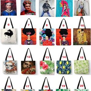 Peut inclure: Une collection de vingt sacs fourre-tout avec des poignées noires. Les sacs présentent divers motifs, notamment des portraits, des motifs floraux et des illustrations artistiques. Les sacs sont en tissu de couleur claire.
