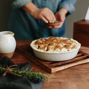 White Pie Pan With Lip, 9.5 Inch Ceramic Round Baking Dish With Lip, Quiche Dish, Dip, Pie Plate