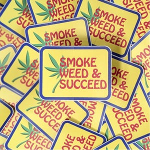 Puede incluir: Pegatinas rectangulares amarillas con borde azul y el texto "SMOKE WEED & SUCCEED" en rojo. Una hoja de cannabis verde está incorporada en el diseño. Las pegatinas están dispersas por la imagen.